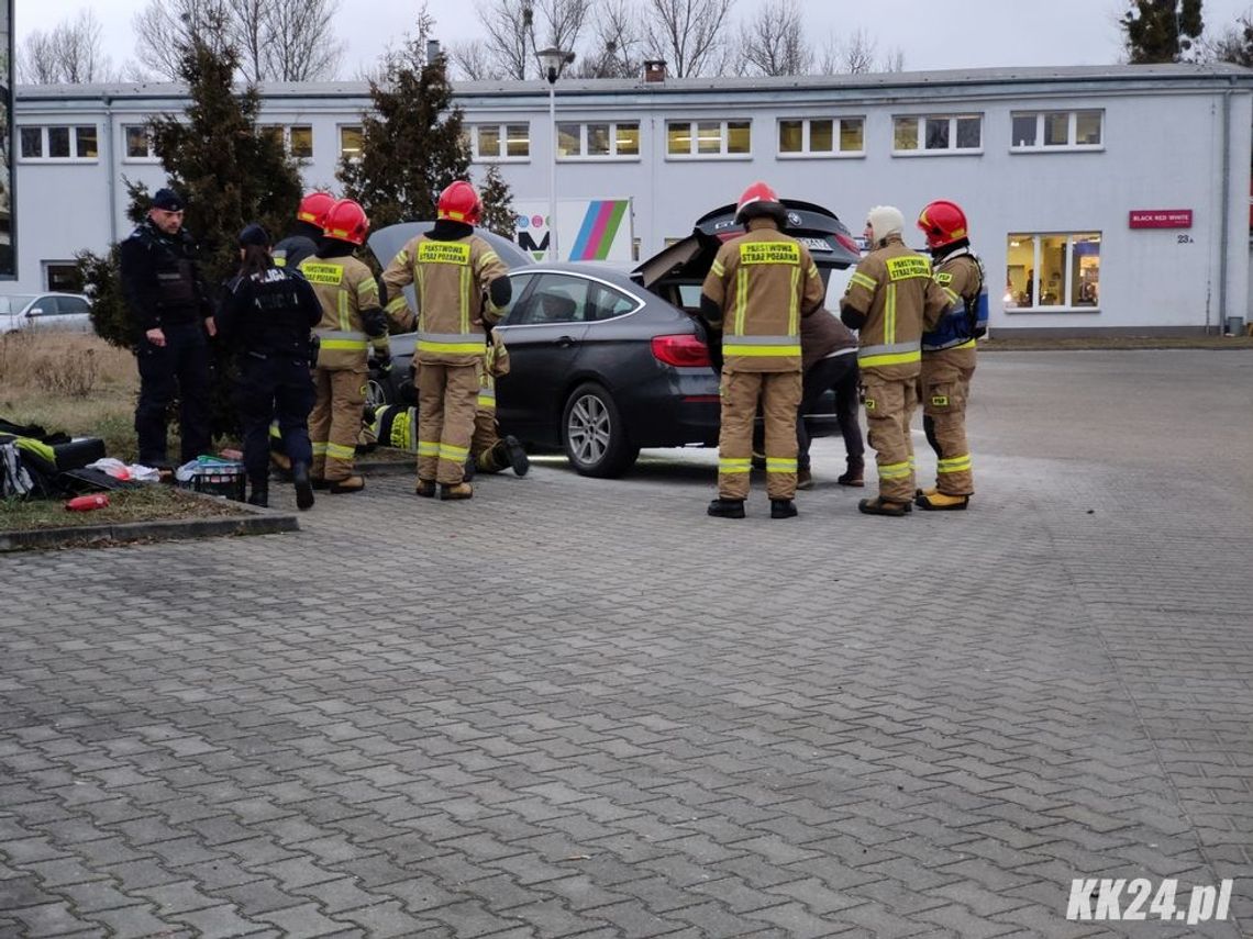 Pożar luksusowego samochodu na parkingu przy sklepie. Na miejscu policja i dwa zastępy straży pożarnej