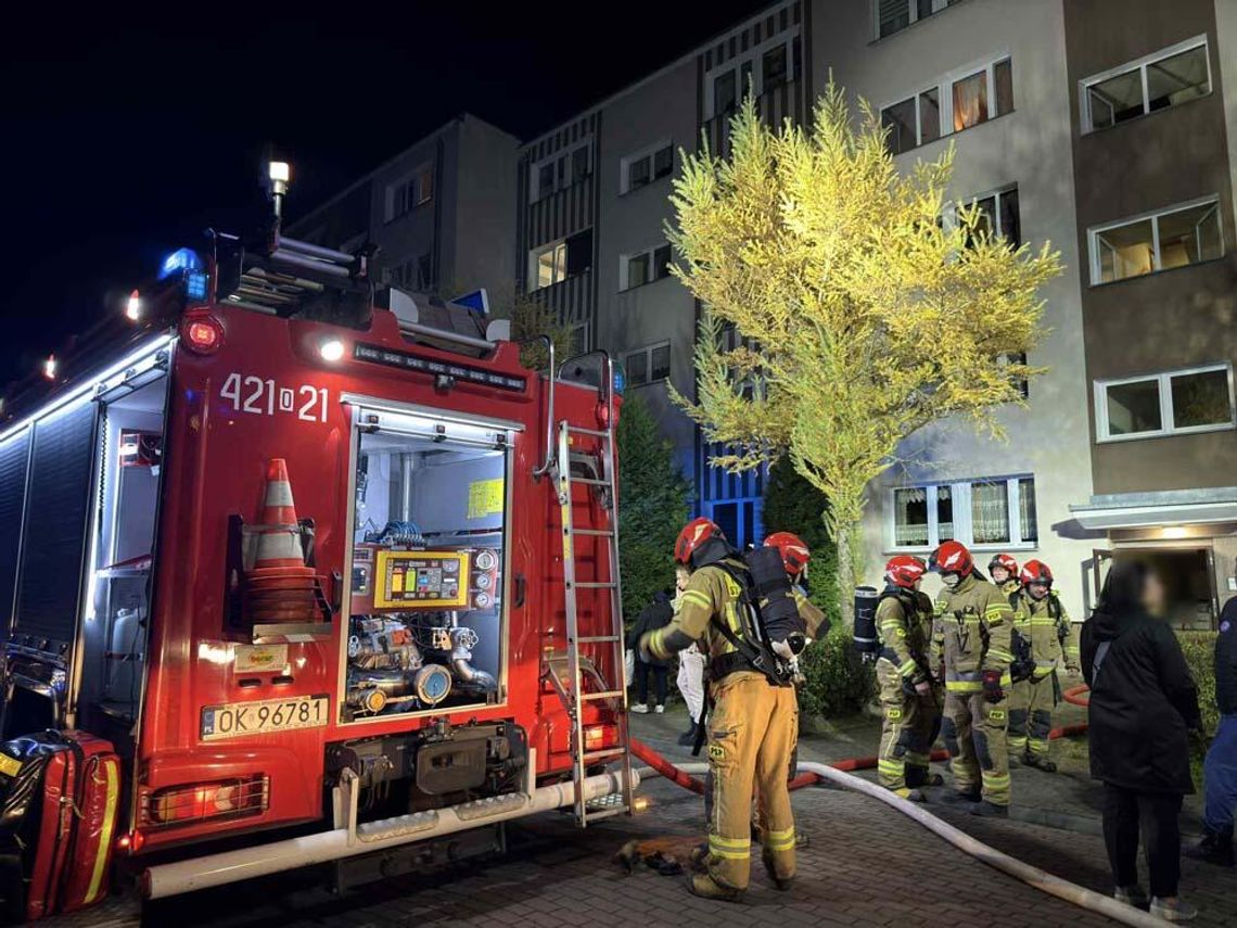 Pożar mieszkania w bloku na osiedlu Piastów. Akcja straży pożarnej Pożar mieszkania w bloku na osiedlu Piastów. Akcja straży pożarnej