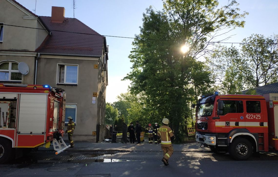 Pożar mieszkania w kamienicy przy ulicy Piastowskiej. Z budynku ewakuowano 9 osób. ZDJĘCIA