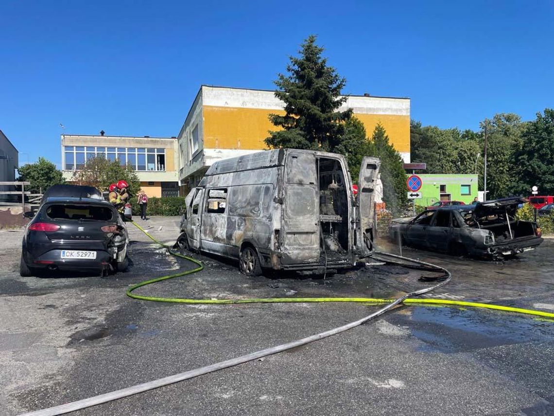 Pożar na parkingu i aż cztery auta w ogniu. Zaczęło się od dostawczaka. Akcja straży pożarnej
