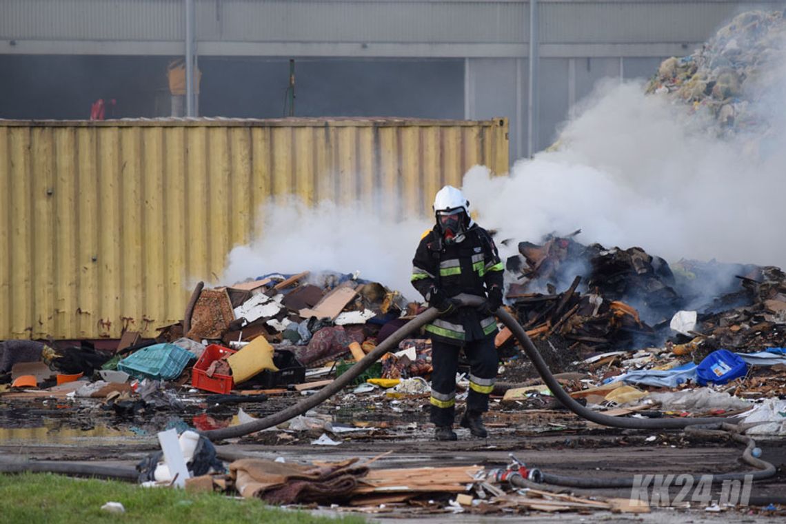 Pożar na składowisku odpadów opanowany. Dogaszanie potrwa jednak wiele godzin. FOTO. WIDEO