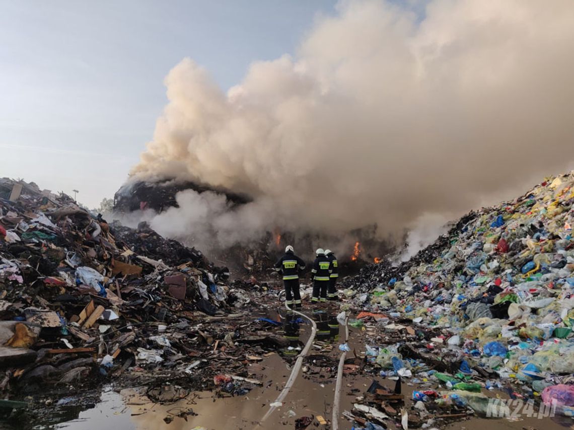 Pożar na składowisku z bliska. Strażacy walczyli z ogniem całą noc. Akcja nadal trwa.  ZDJĘCIA