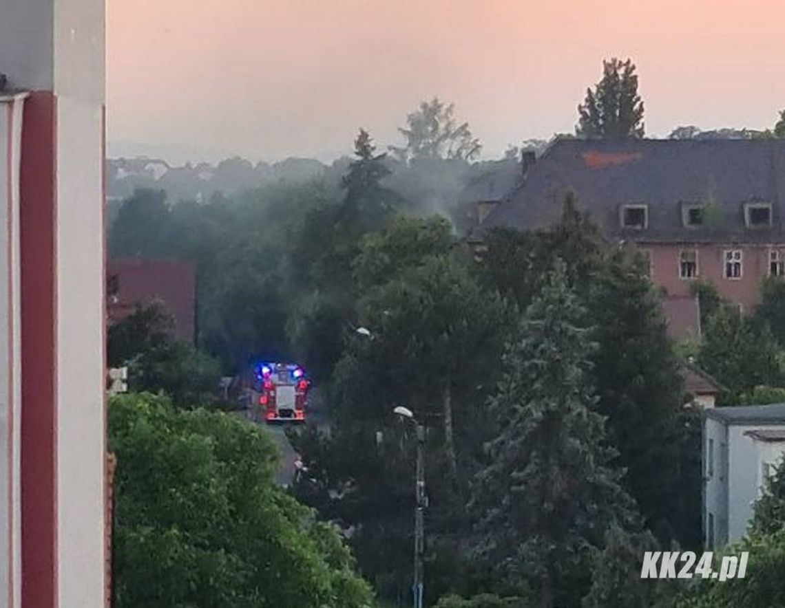 Pożar na terenie byłej jednostki wojskowej w Koźlu. Na miejscu wszystkie służby