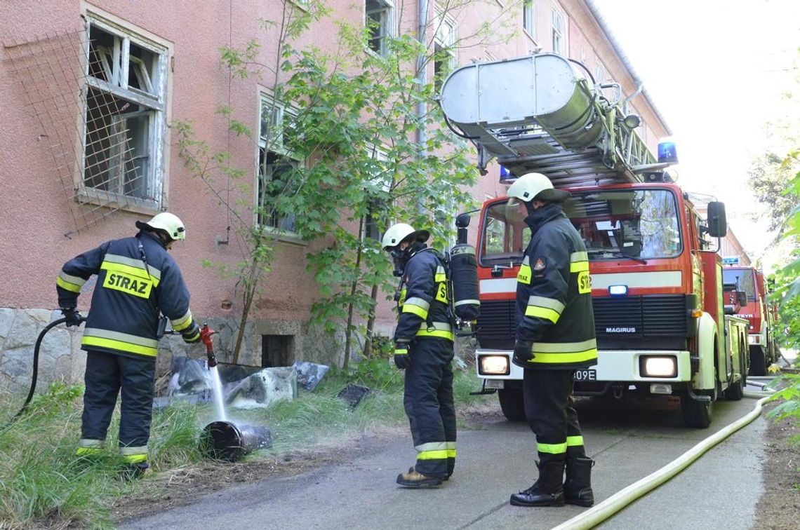 Pożar na terenie koszarów w Koźlu. W akcji cztery zastępy straży pożarnej. ZDJĘCIA