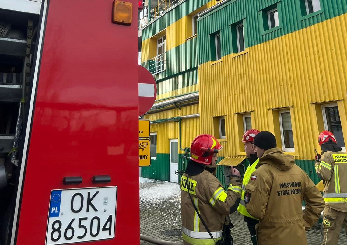 Pożar na terenie zakładów przemysłowych w Blachowni. Na miejscu kilka zastępów straży pożarnej