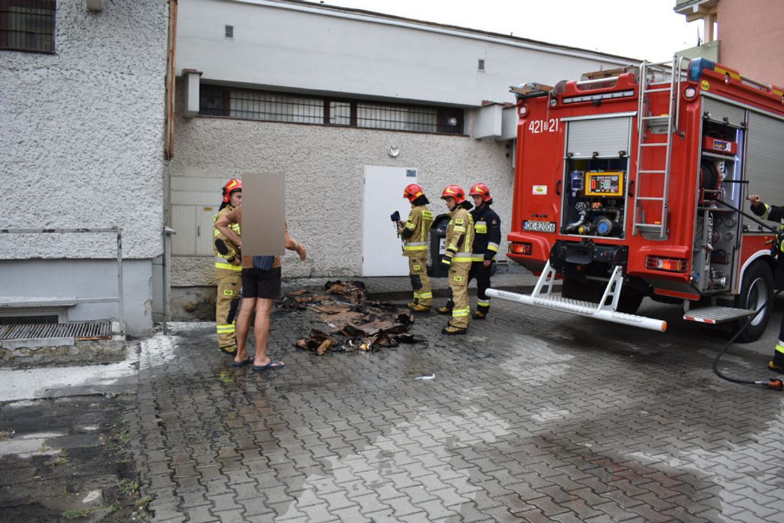 Pożar na tyłach sklepu w centrum miasta. Strażacy gasili płonące kartony