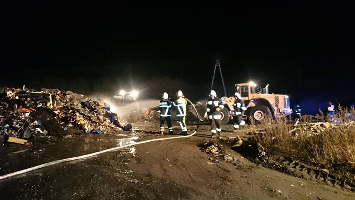 Pożar na wysypisku śmieci w Ciężkowicach. Ktoś podpalił odpady wielkogabarytowe. ZDJĘCIA