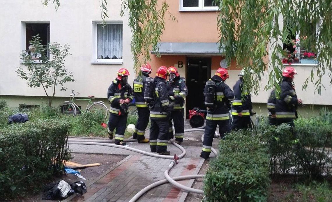 Pożar piwnicy w jednym z bloków w Śródmieściu. W akcji cztery zastępy strażaków. ZDJĘCIA