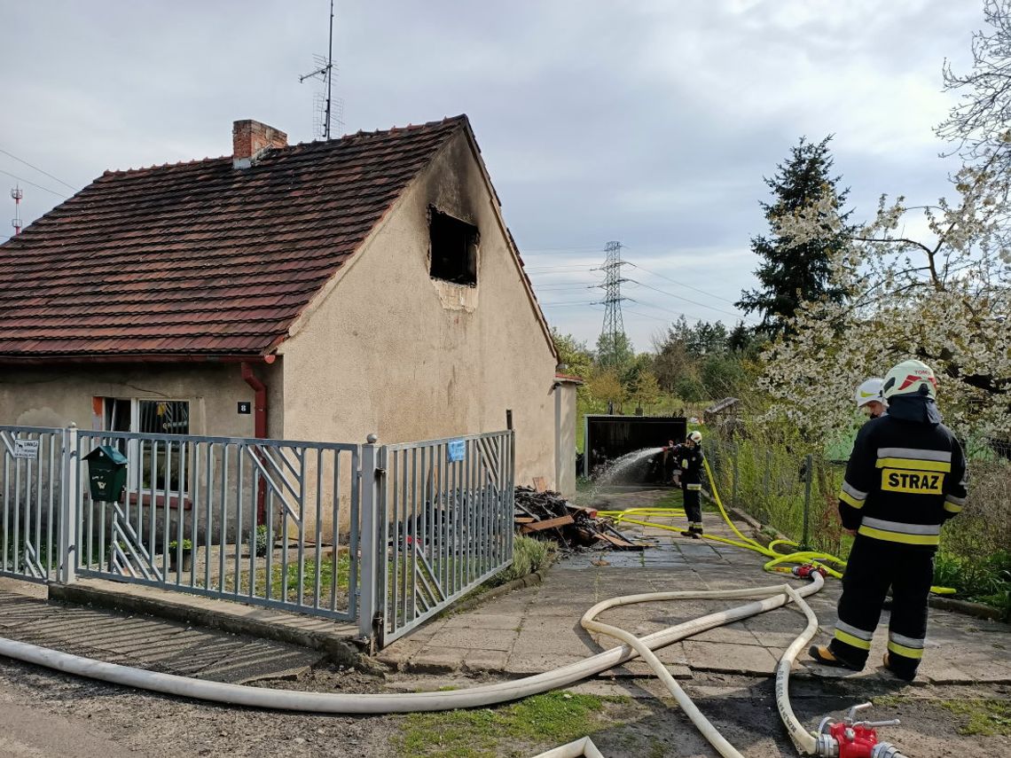 Pożar poddasza w domu jednorodzinnym. Interweniuje kilka zastępów straży pożarnej