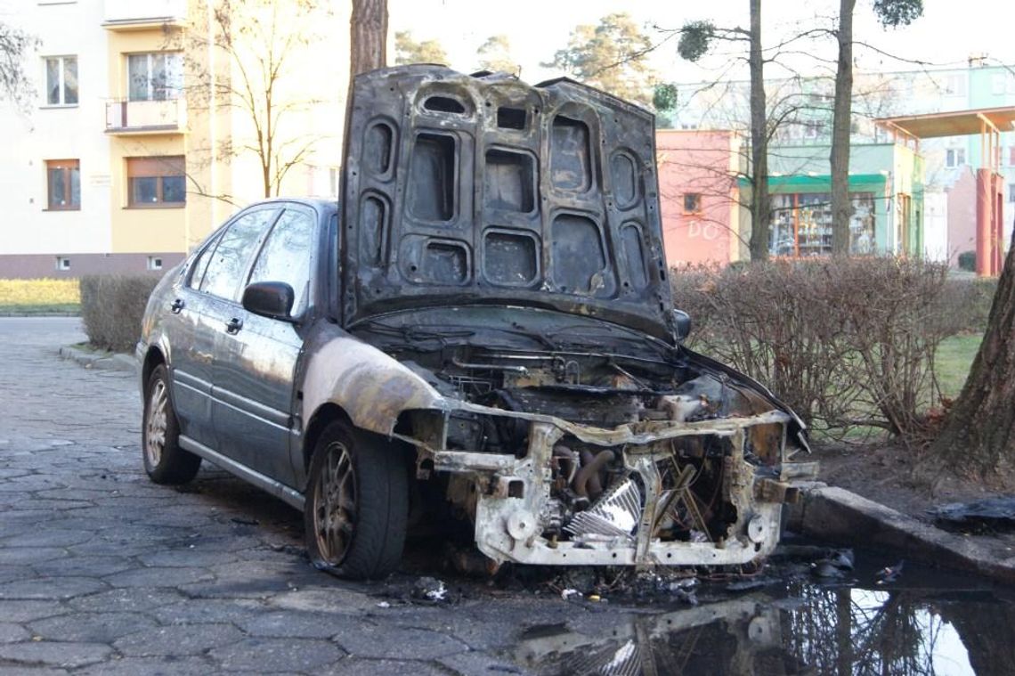 Pożar przy ulicy Tuwima. Nad ranem spłonął kolejny samochód. ZDJĘCIA