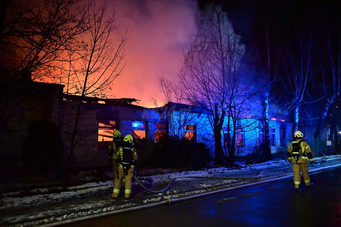 Pożar pustostanów w Śródmieściu. Kilkanaście zastępów straży walczyło z ogniem. ZDJĘCIA