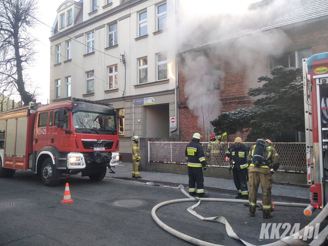 Pożar pustostanu przy ulicy Grunwaldzkiej. Z budynku wydobywały się kłęby dymu