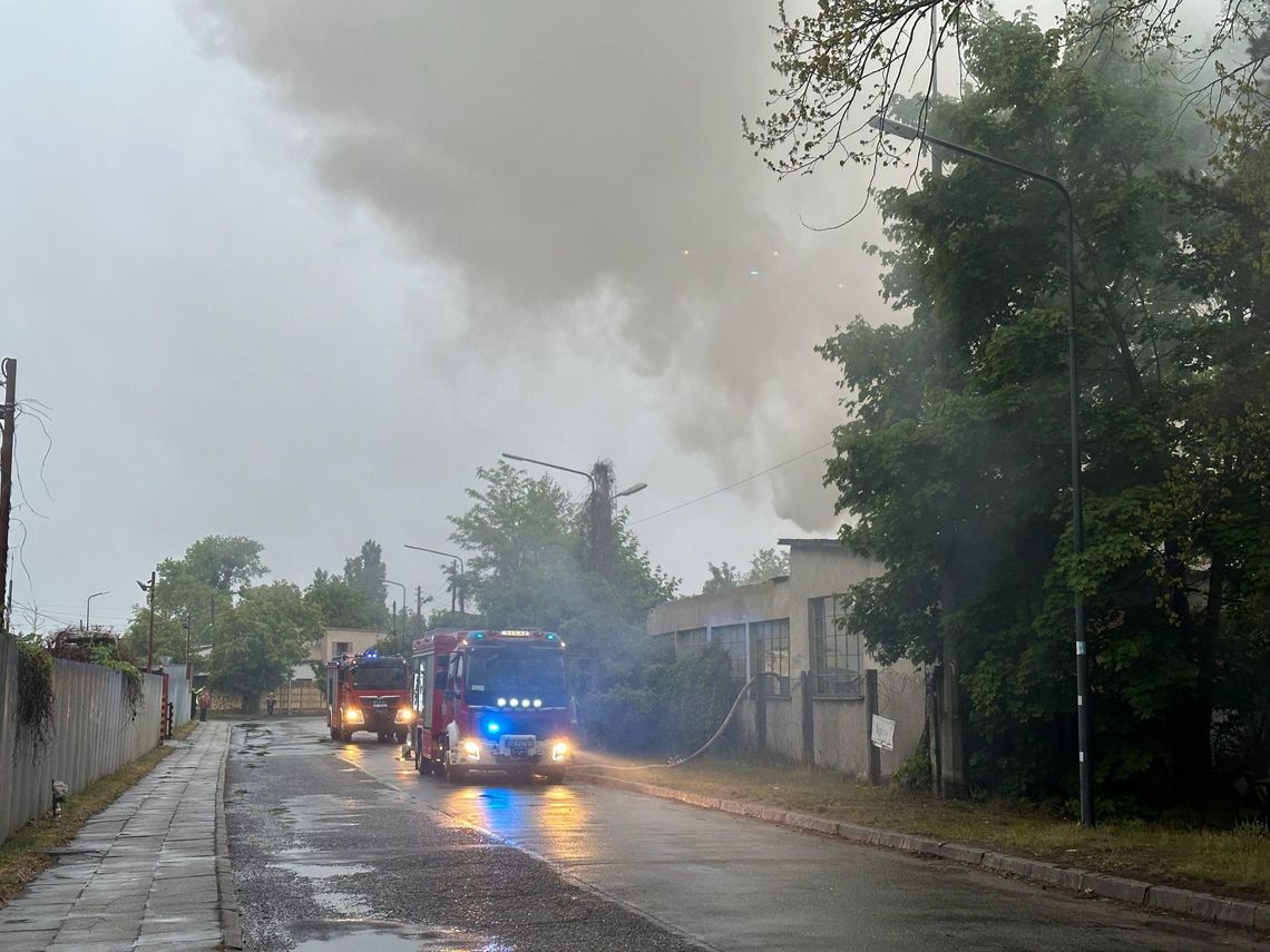 Pożar pustostanu w Śródmieściu. Na miejscu straż pożarna, pogotowie i policja. ZDJĘCIA