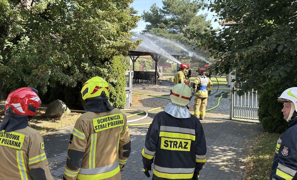 Pożar samochodu i wiaty w Reńskiej Wsi. Z ogniem walczyło pięć zastępów strażaków