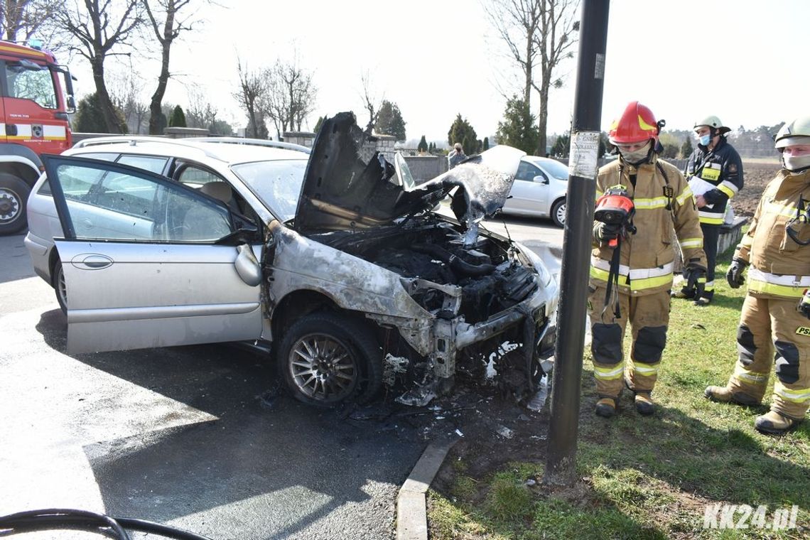 Pożar samochodu na parkingu cmentarza w Koźlu. Na miejscu dwa zastępy straży pożarnej. ZDJĘCIA