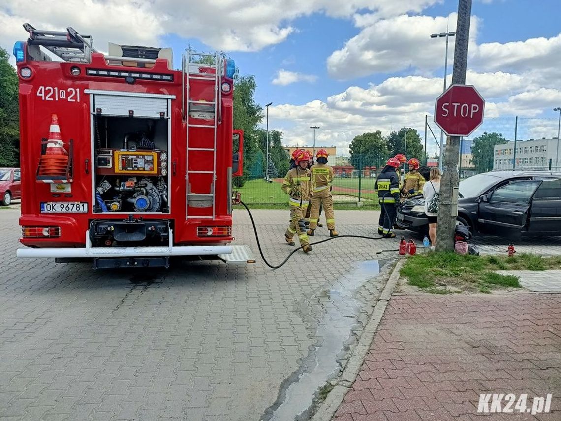 Pożar samochodu na parkingu marketu. Na miejscu dwa zastępy straży pożarnej