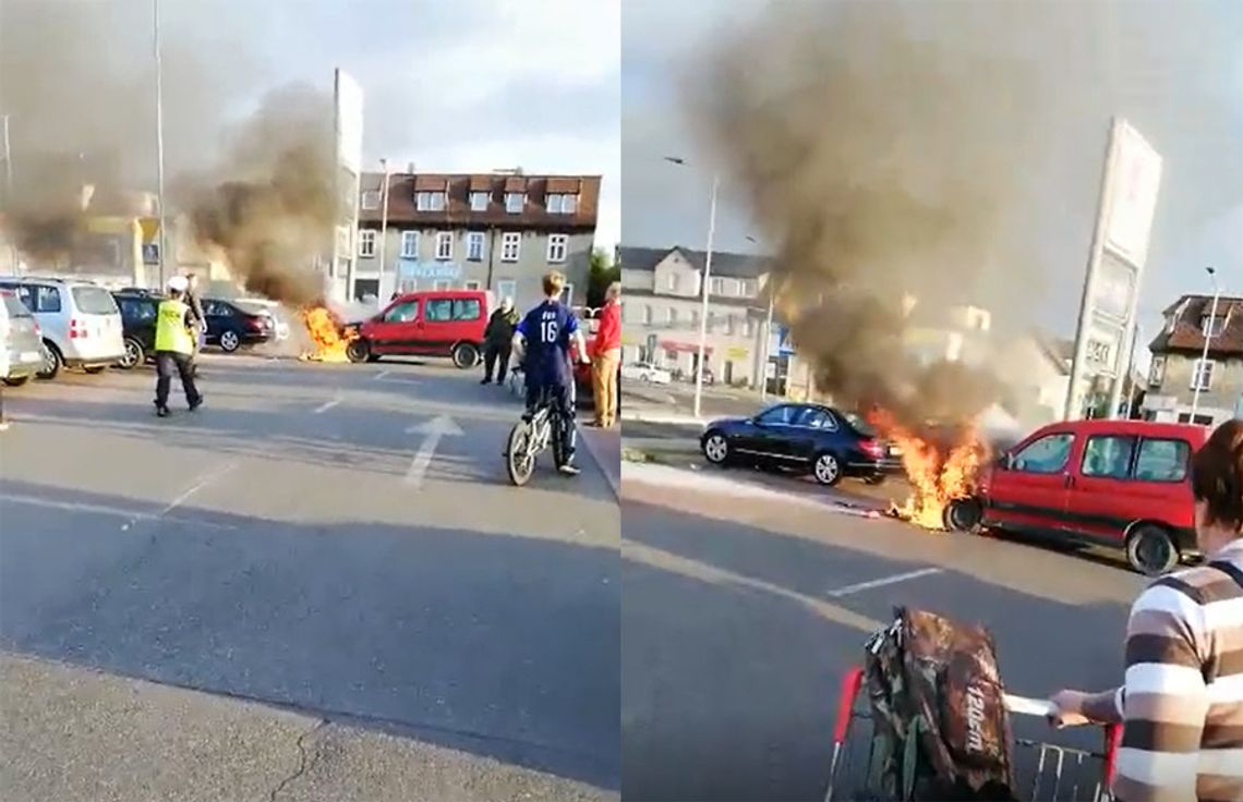 Pożar samochodu na parkingu pod supermarketem. Akcja straży pożarnej. WIDEO