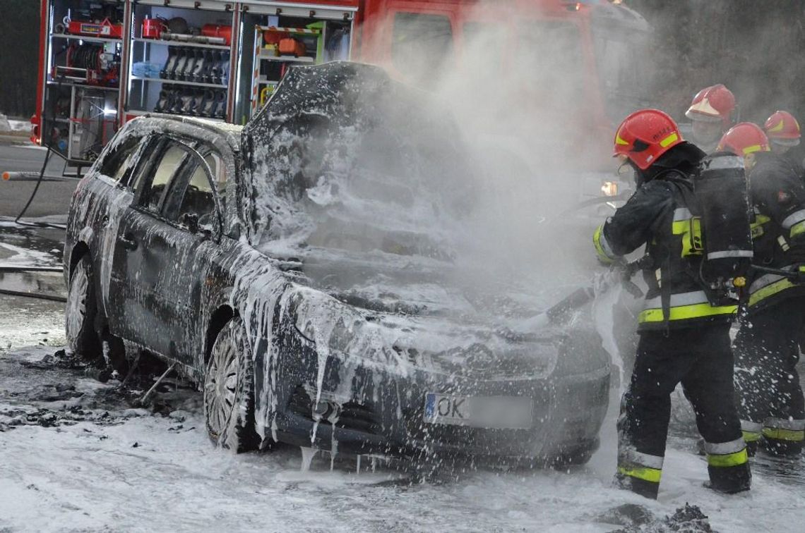 Pożar samochodu na ulicy Wojska Polskiego. Opel zapalił się podczas jazdy. ZDJĘCIA