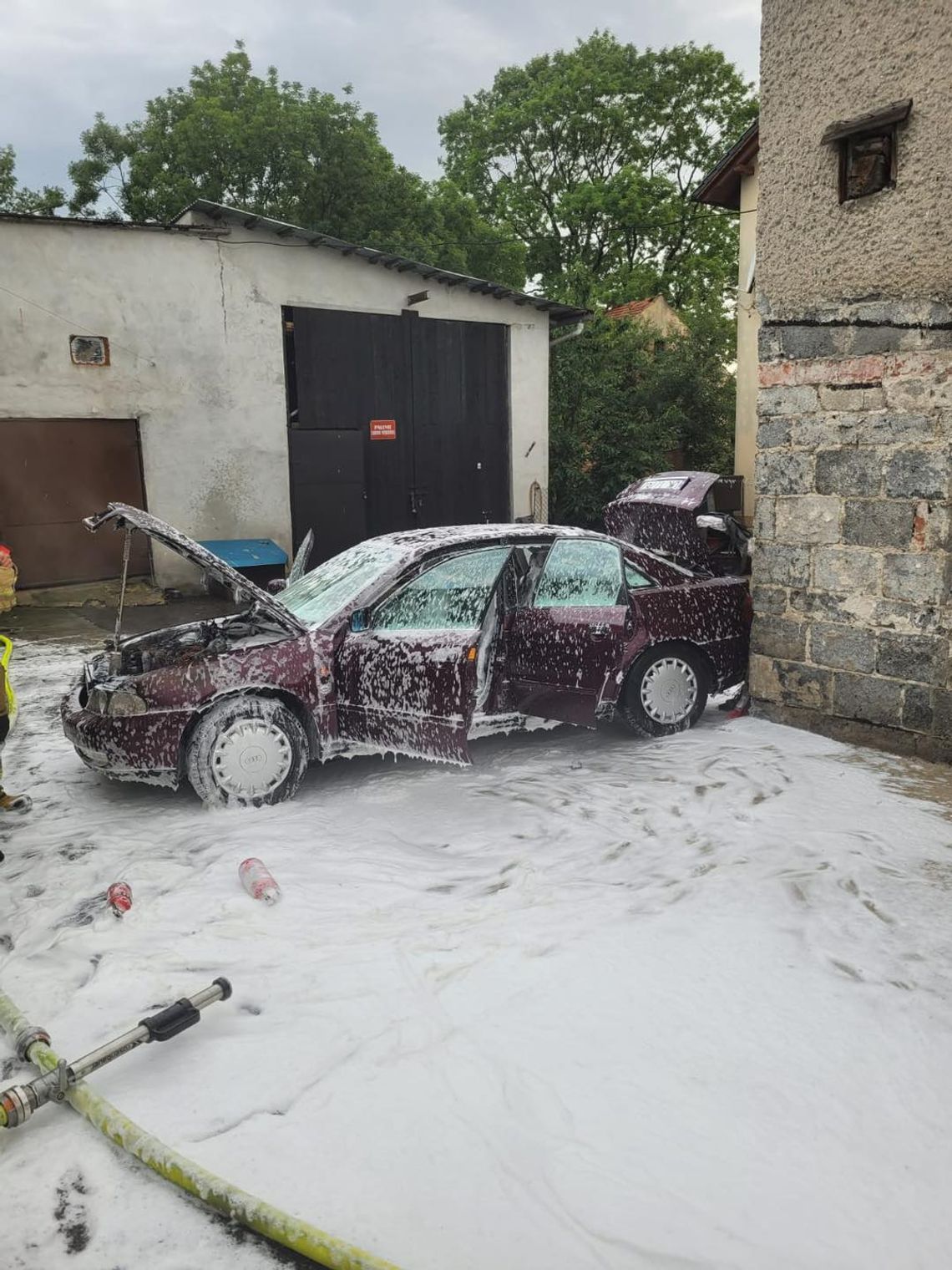 Pożar samochodu osobowego w Jaborowicach. Z ogniem walczyły cztery zastępy strażaków