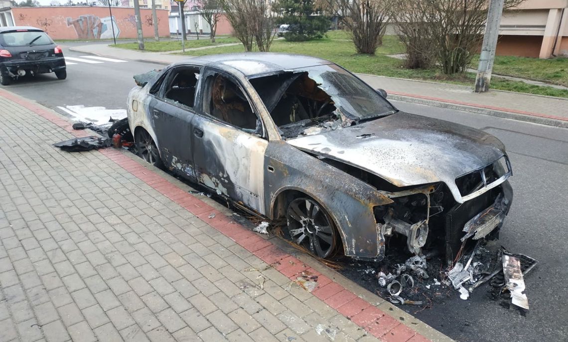 Pożar samochodu osobowego w Koźlu. Ucierpiały też dwa inne pojazdy. ZDJĘCIA