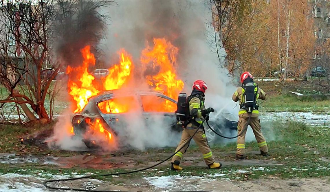 Pożar samochodu przed blokiem na osiedlu Powstańców Śląskich. Auto spłonęło doszczętnie. WIDEO