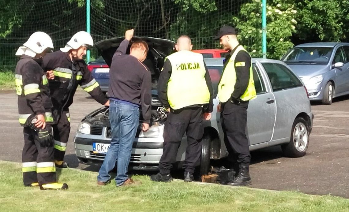 Pożar samochodu przy szkole. Przyczyną zwarcie instalacji elektrycznej