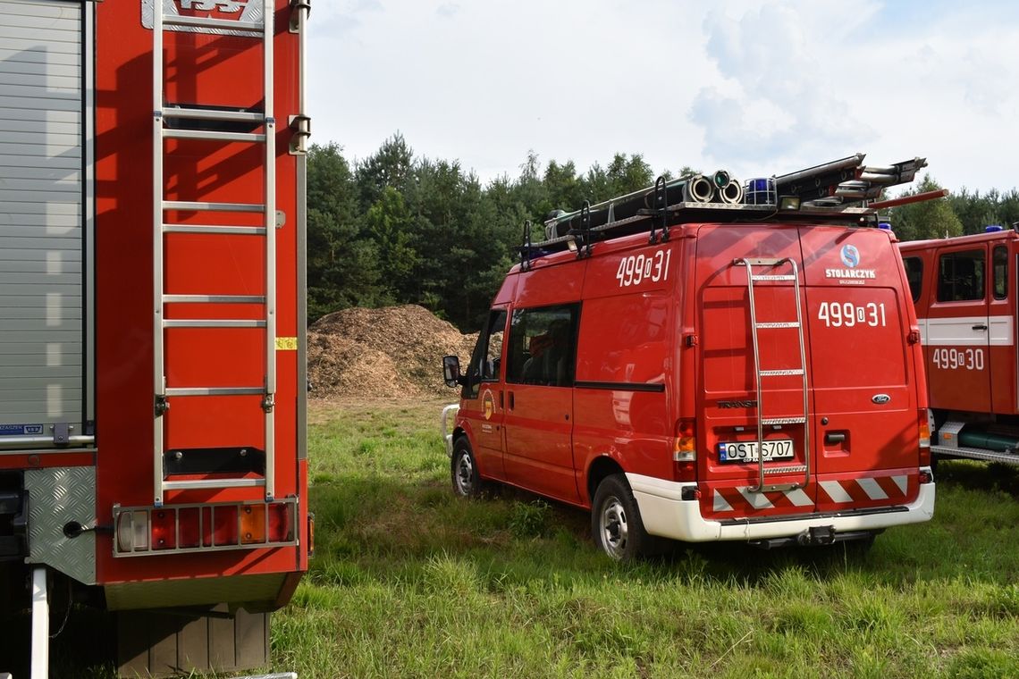 Pożar składowiska trocin w pobliżu Cisowej. W akcji osiem zastępów straży pożarnej