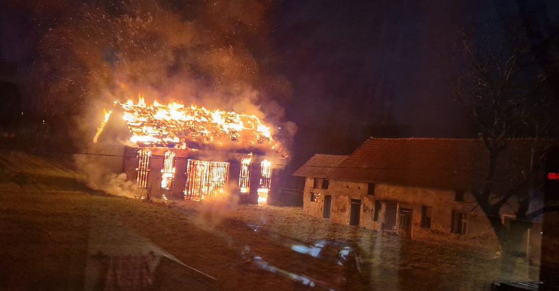 Pożar stodoły w Łanach. W akcji gaszenia wzięło udział kilka zastępów straży pożarnej. ZDJĘCIA