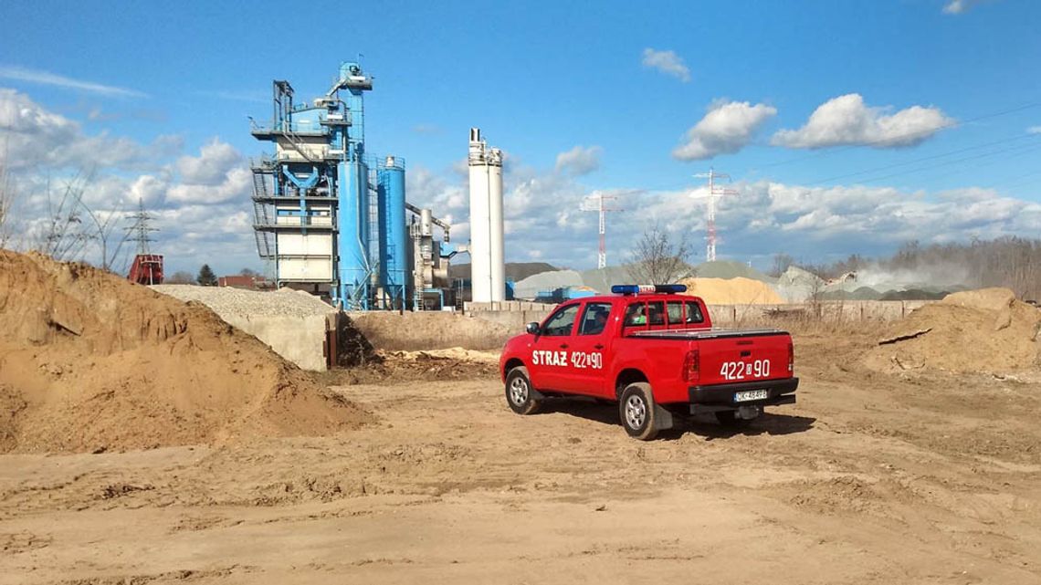 Pożar suchej trawy na wale przeciwpowodziowym w Rogach