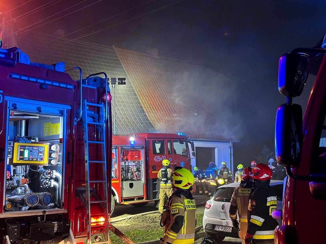 Pożar w budynku mieszkalnym w Koźlu. Ogień objął poszycie dachowe