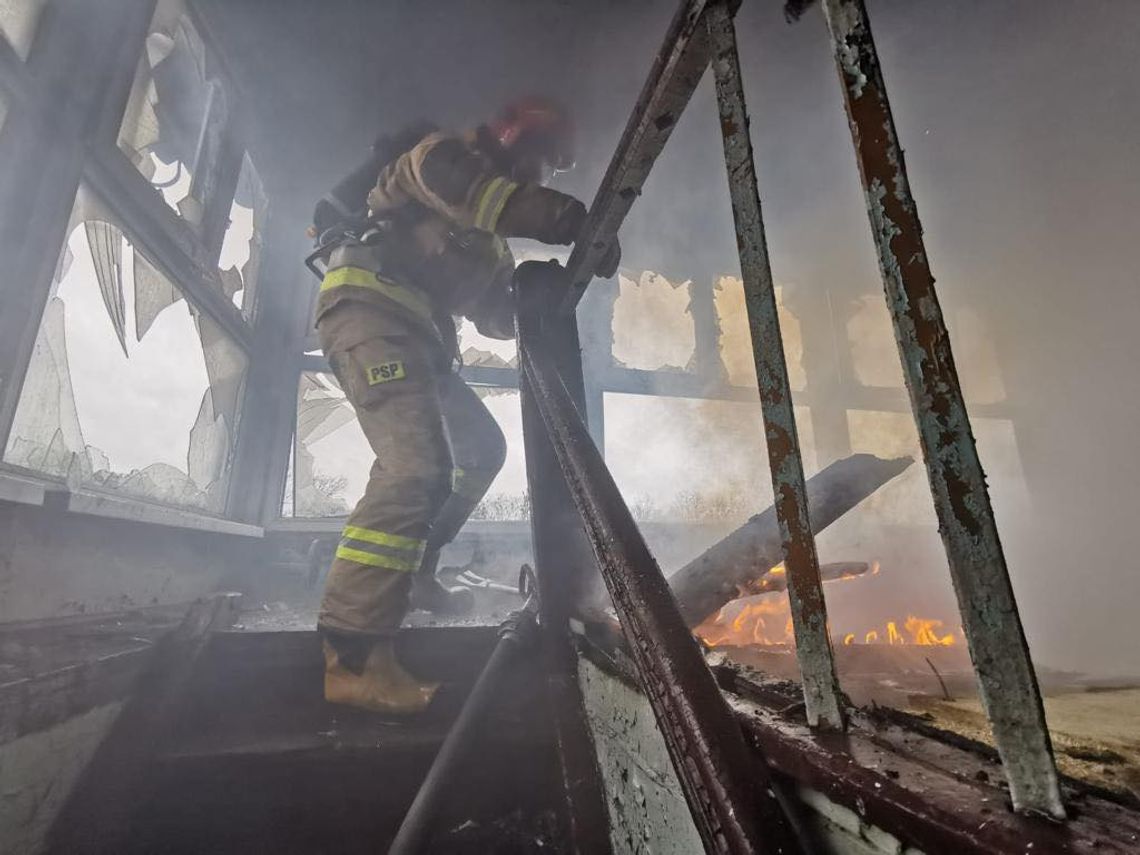 Pożar w byłej nastawni kolejowej. Poranna interwencja straży pożarnej w Kłodnicy