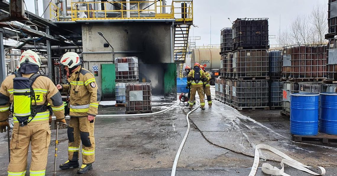 Pożar w firmie w strefie przemysłowej w Blachowni. Na miejscu znaczne siły straży pożarnej