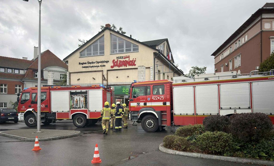 Sześć zastępów straży pożarnej interweniuje w Śródmieściu. Doszło do zadymienia w sklepie