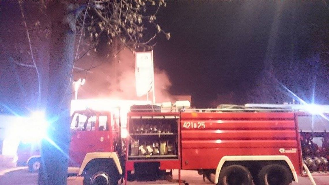 Pożar w mieszalni farb przy ulicy Bema na Pogorzelcu. W akcji osiem jednostek straży pożarnej. WIDEO. ZDJĘCIA