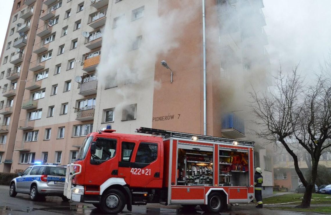 Pożar w mieszkaniu przy ulicy Pionierów. Wewnątrz matka z dwójką małych dzieci. ZDJĘCIA