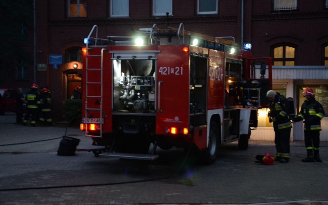 Pożar w piwnicy kamienicy przy ulicy Traugutta. Na miejscu straż pożarna i policja. ZDJĘCIA