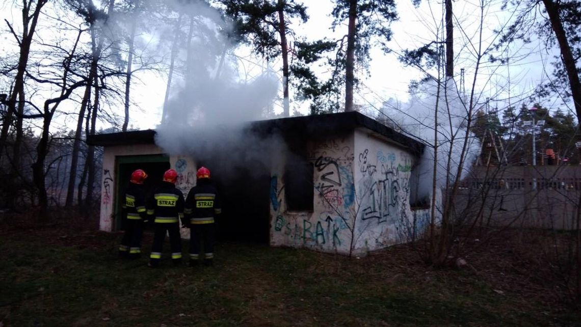 Pożar w pustostanie przy cmentarzu wojennym Armii Radzieckiej