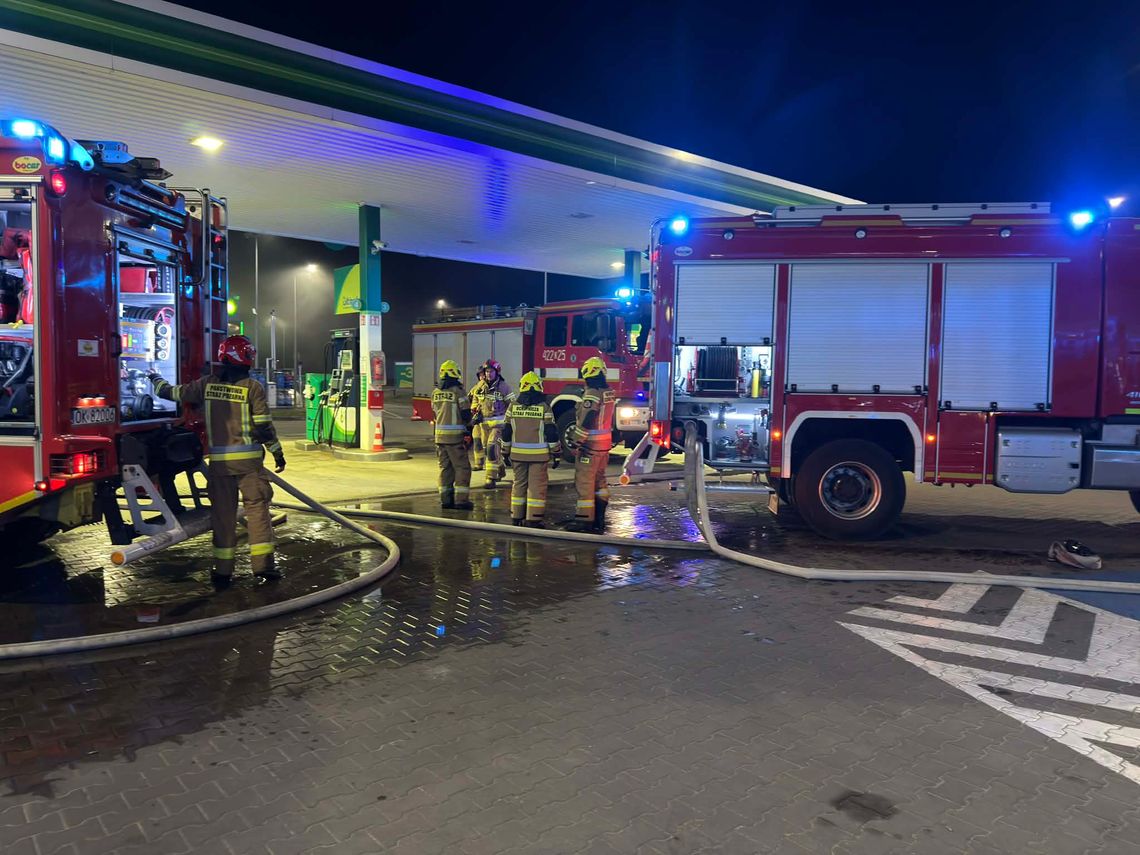 Pożar w sąsiedztwie stacji paliw. Kilka zastępów strażaków interweniuje Kłodnicy