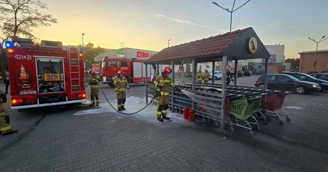 Pożar wiaty wózków sklepowych w Śródmieściu. Niewykluczone, że doszło do podpalenia