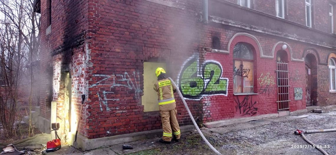 Pożaru pustostanu w Koźlu Porcie. Na miejscu interweniowało kilka zastępów straży pożarnej. ZDJĘCIA