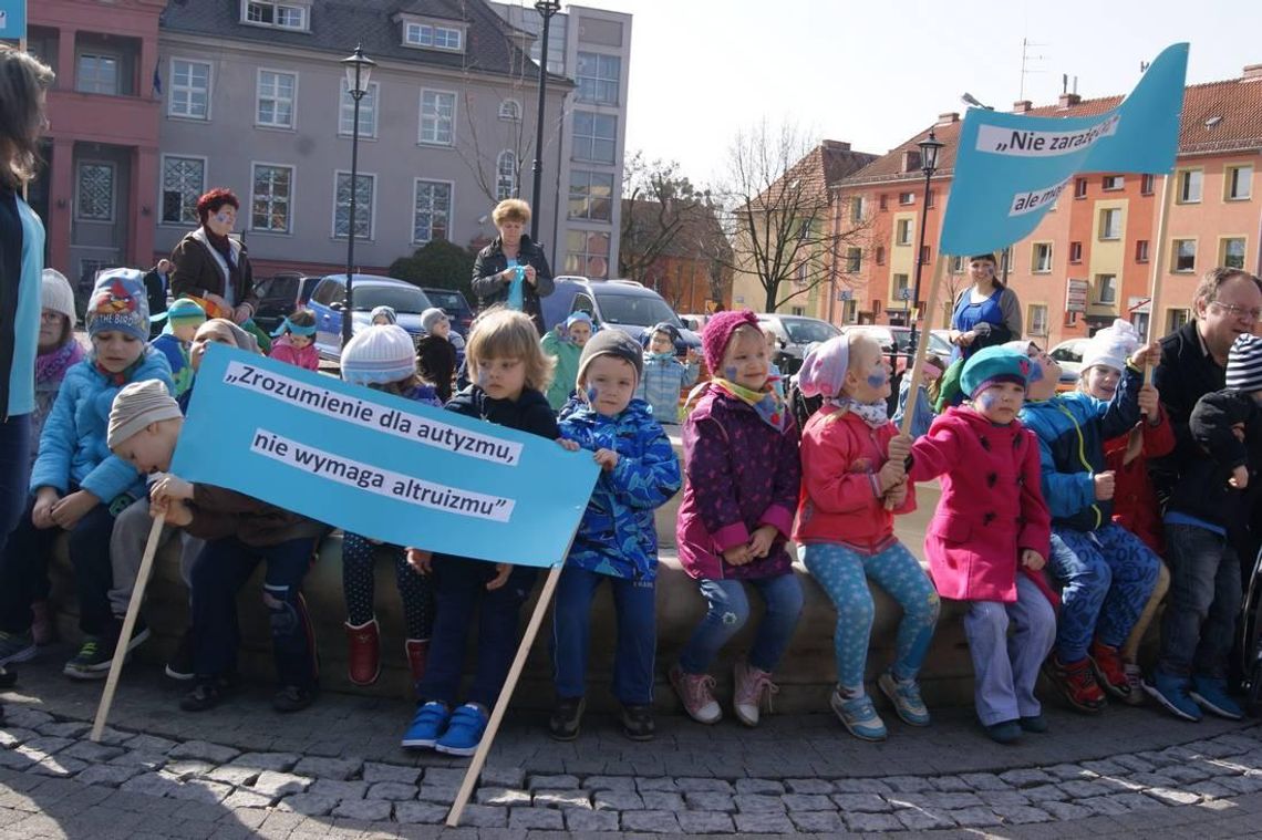 Poznaj, zanim ocenisz. Happening z okazji Dnia Wiedzy o Autyzmie. ZDJĘCIA