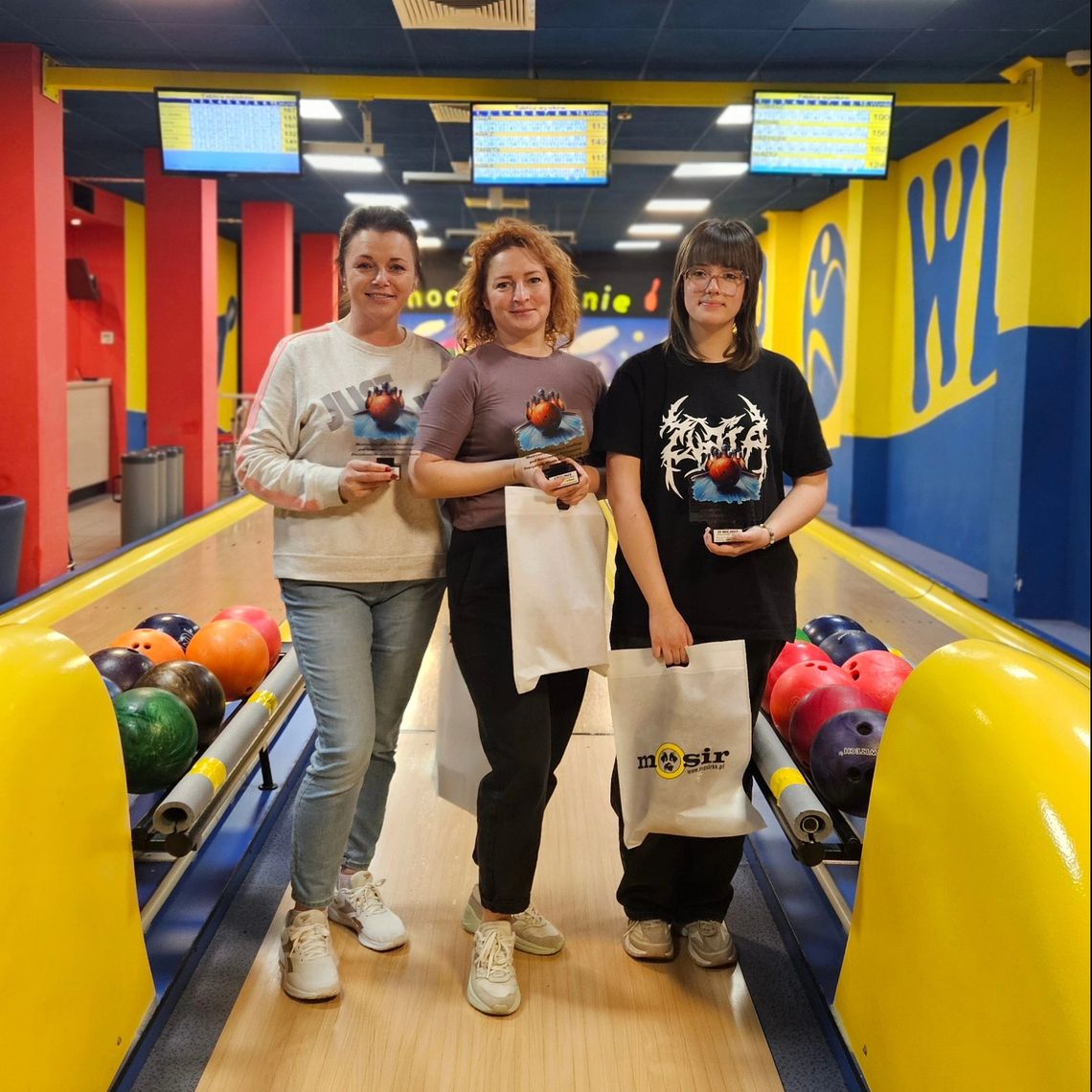 Poznaliśmy amatorskich mistrzów miasta w bowlingu. Duże emocje na kręgielni w hali Azoty. ZDJĘCIA