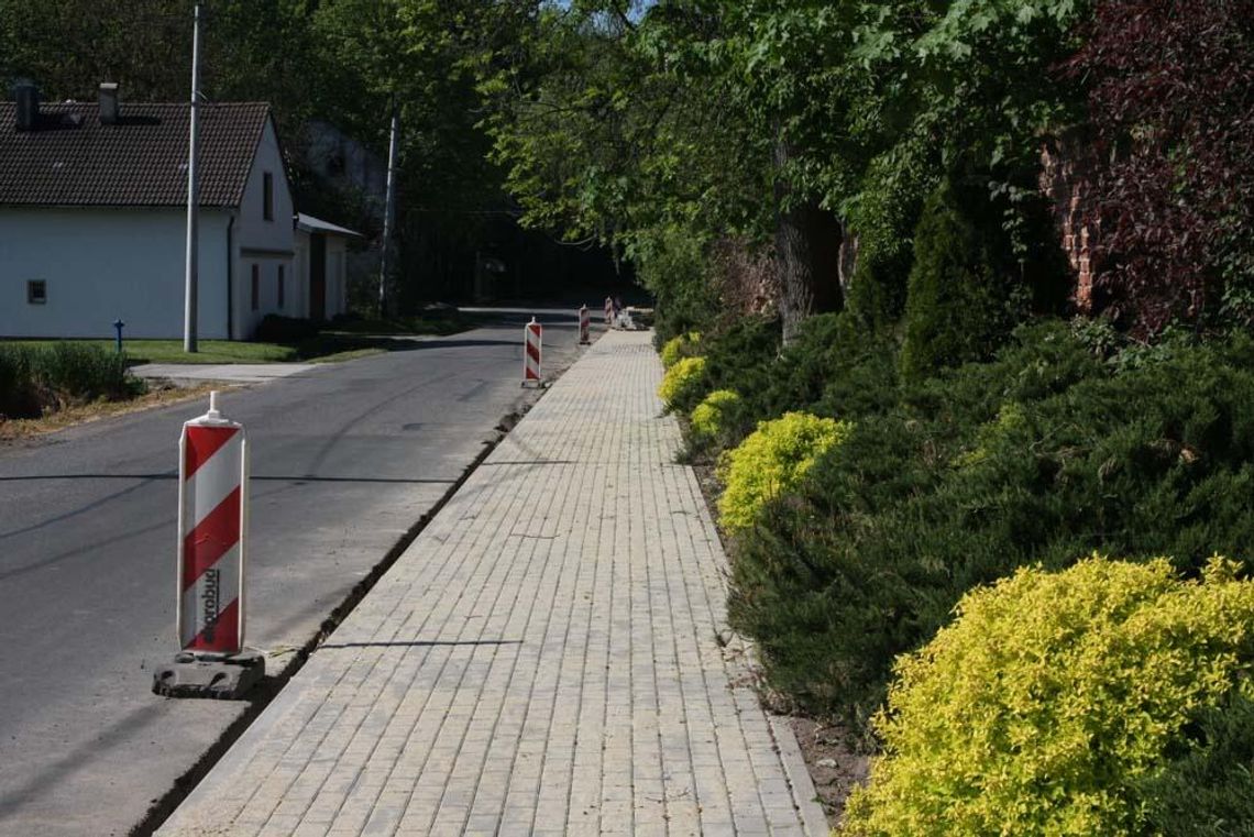 Prace na drodze powiatowej Karchów-Borzysławice postępują. Powstaje nowy chodnik