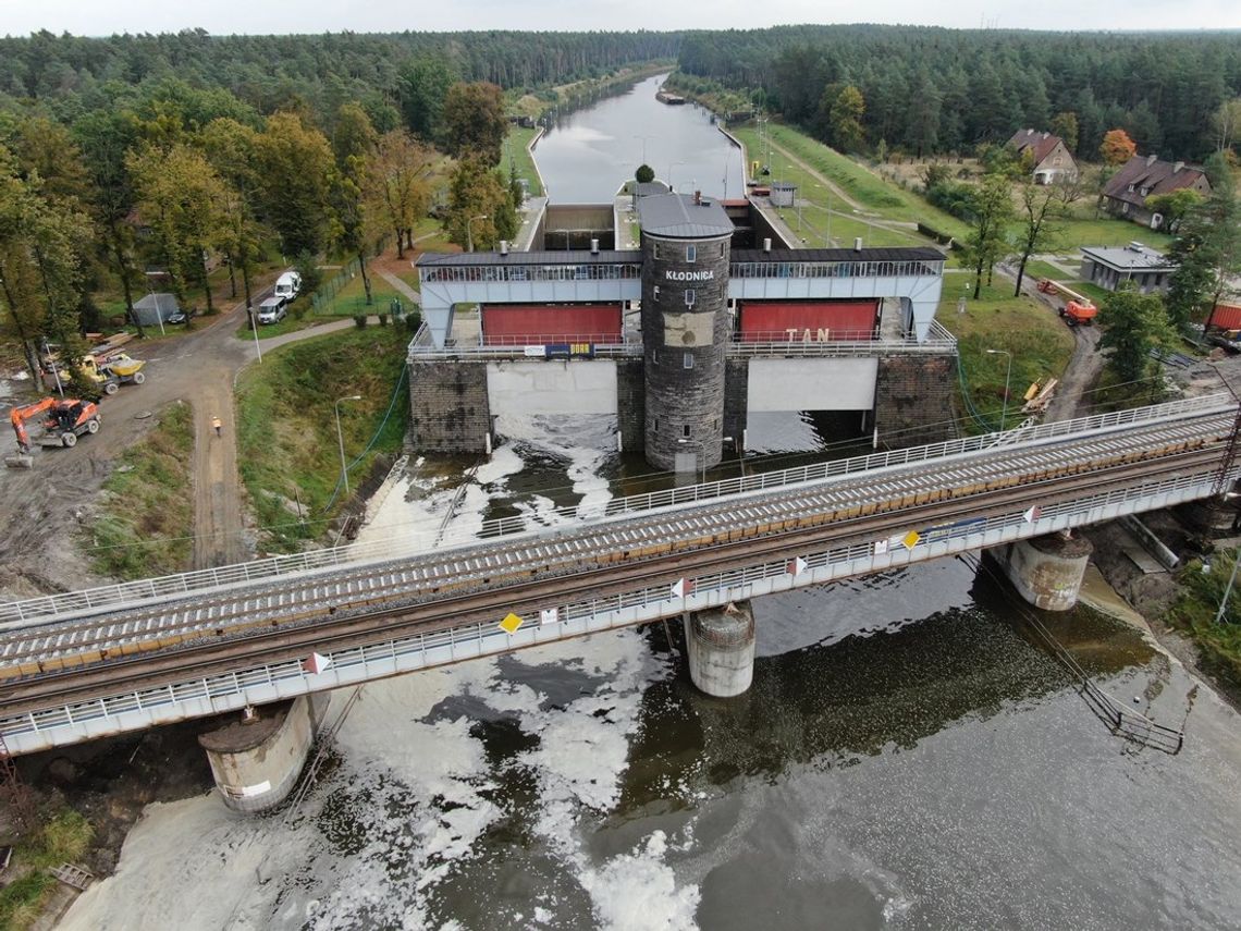 Prace na linii kolejowej do Opola idą pełną parą. Właśnie zakończył się remont dwóch mostów