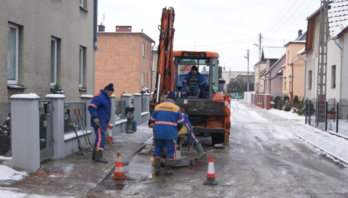 Pracownicy miejskich wodociągów usunęli awarię sieci w Koźlu