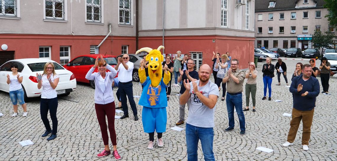 Pracownicy starostwa też włączyli się w akcję pomagania. Podjęli wyzwanie GaszynChallenge. WIDEO