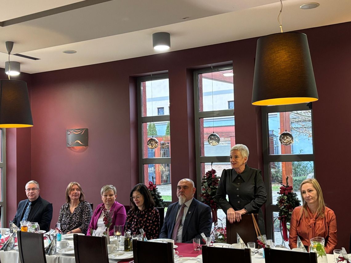 Pracownicy szkół, przedszkoli i żłobków na spotkaniu świątecznym z władzami miasta Pracownicy szkół, przedszkoli i żłobków na spotkaniu świątecznym z władzami miasta