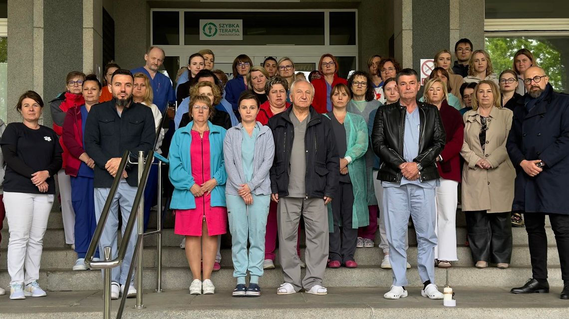 Pracownicy szpitala w Kędzierzynie-Koźlu w hołdzie dla zamordowanego lekarza. Chwila ciszy, która wybrzmiała głośniej niż słowa