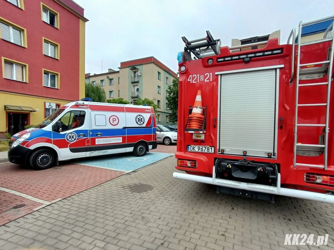 Pracownik MOPS nie miał kontaktu z podopieczną. Interwencja służb w bloku przy ulicy Plebiscytowej