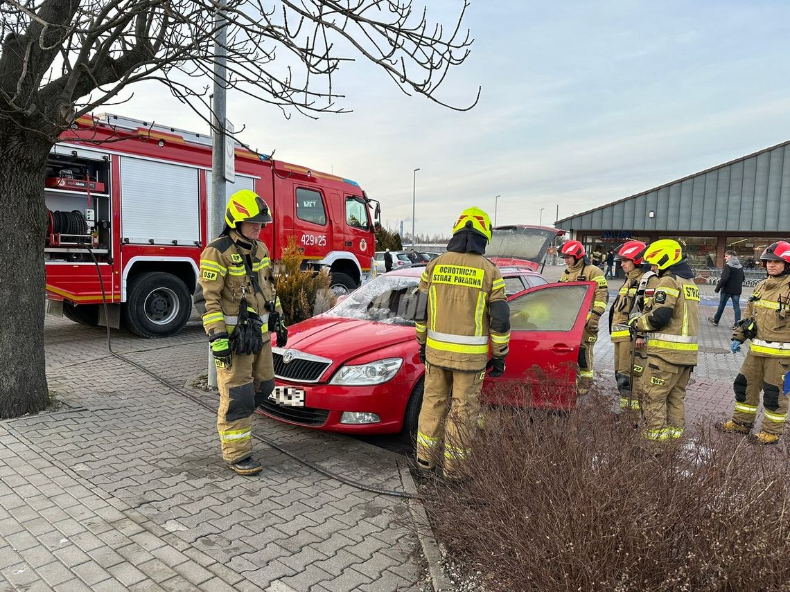 Pracownicy sklepu ruszyli na pomoc. Pożar samochodu na parkingu Aldi w Koźlu